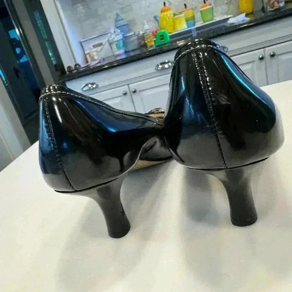Anne Klein black leather kitten heel shoes with silver emblem size 7.5 - Picture 5 of 10